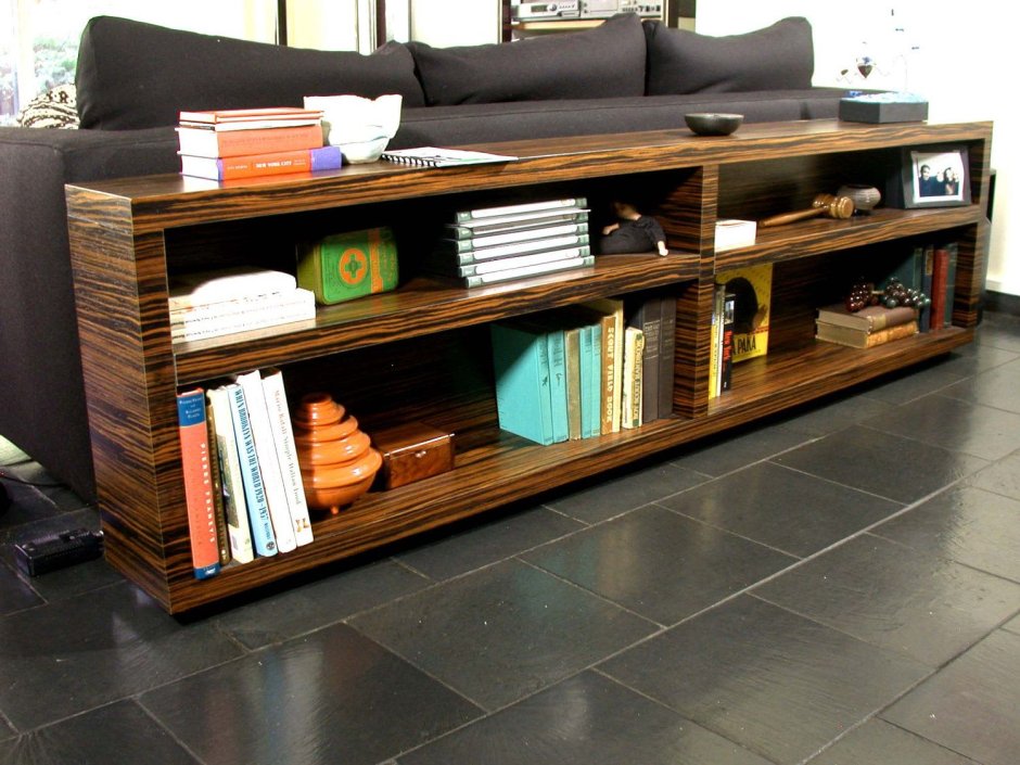 Книжная полка за спинкой дивана