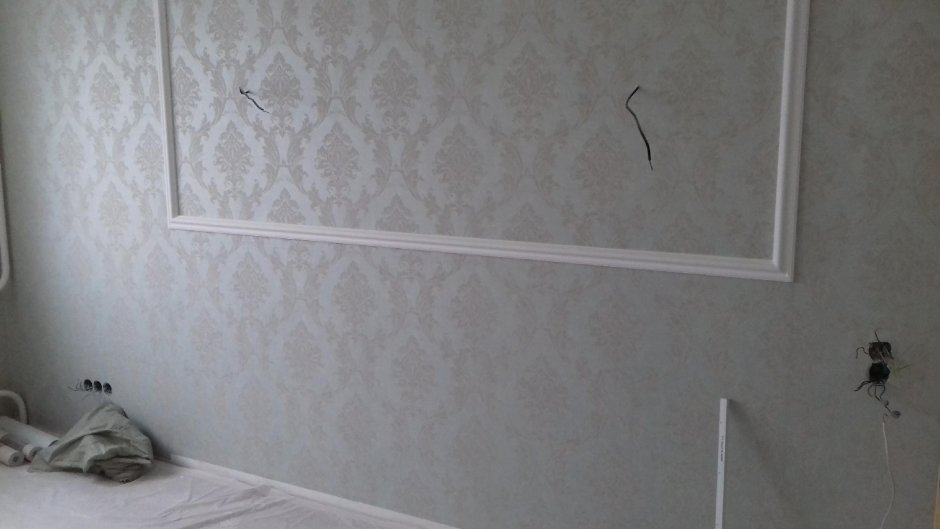 Молдинги на стену между обоями