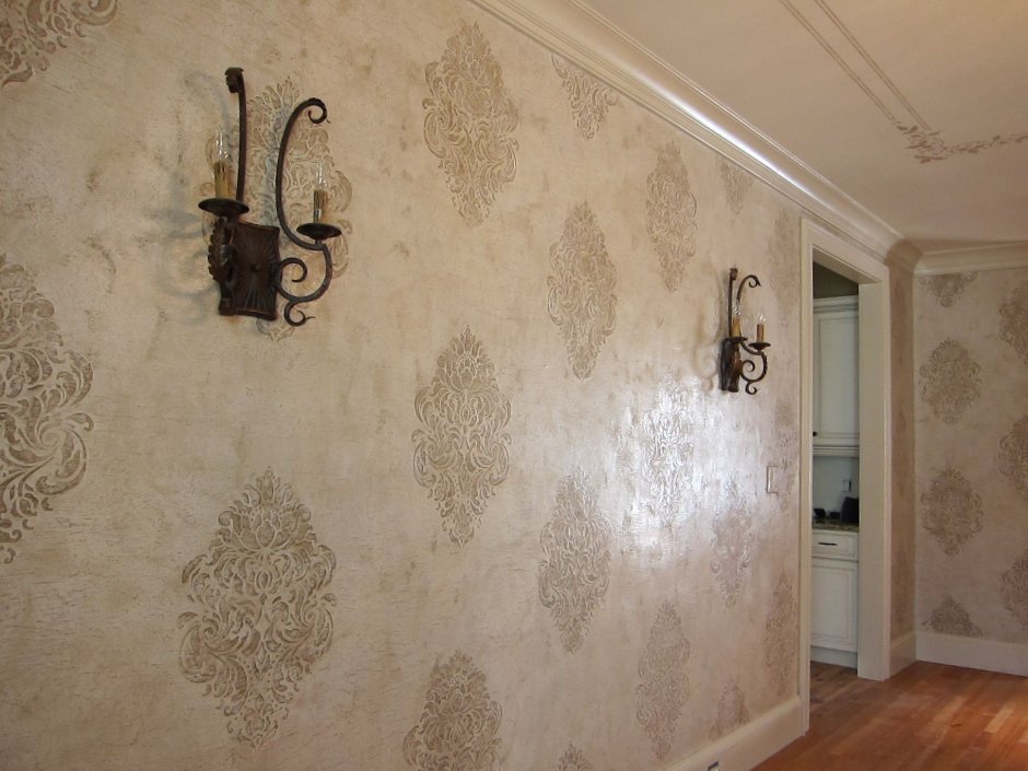 Декоративная штукатурка с трафаретами в интерьере