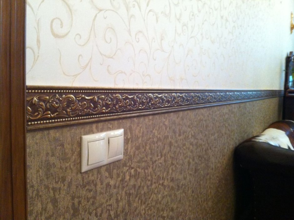 Декорирование стыков обоев молдингом