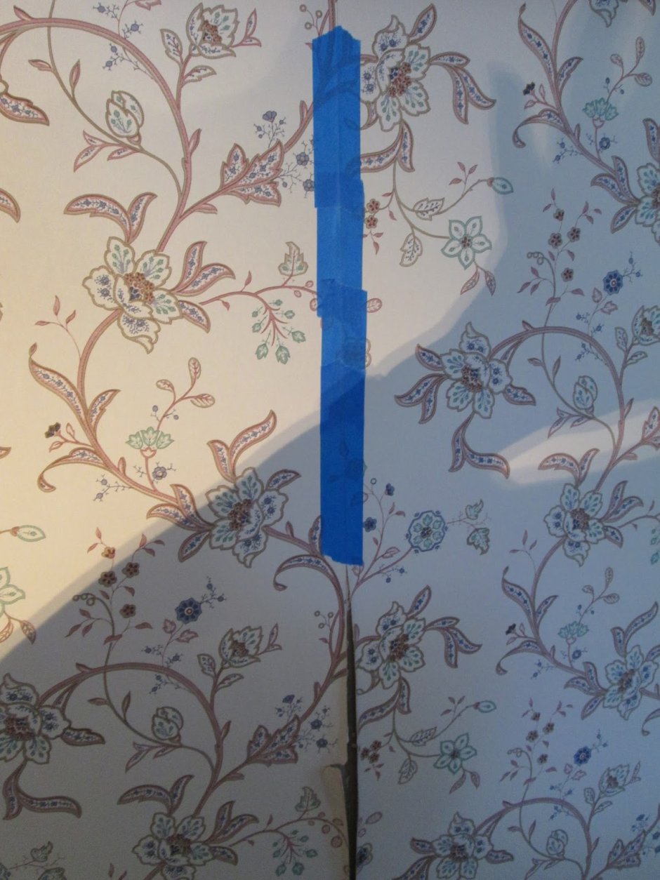 Украсить стыки на обоях