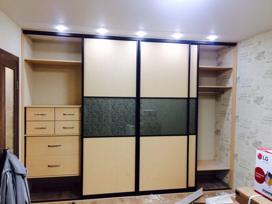 Встроенный шкаф в прихожей с фальш панелями из дерева