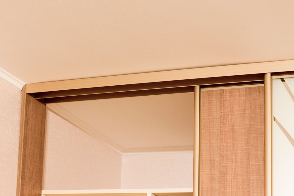 Шкаф купе с карнизом