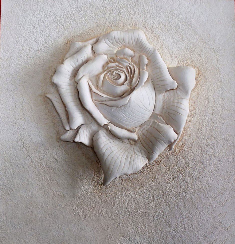 Розы из гипса на стене