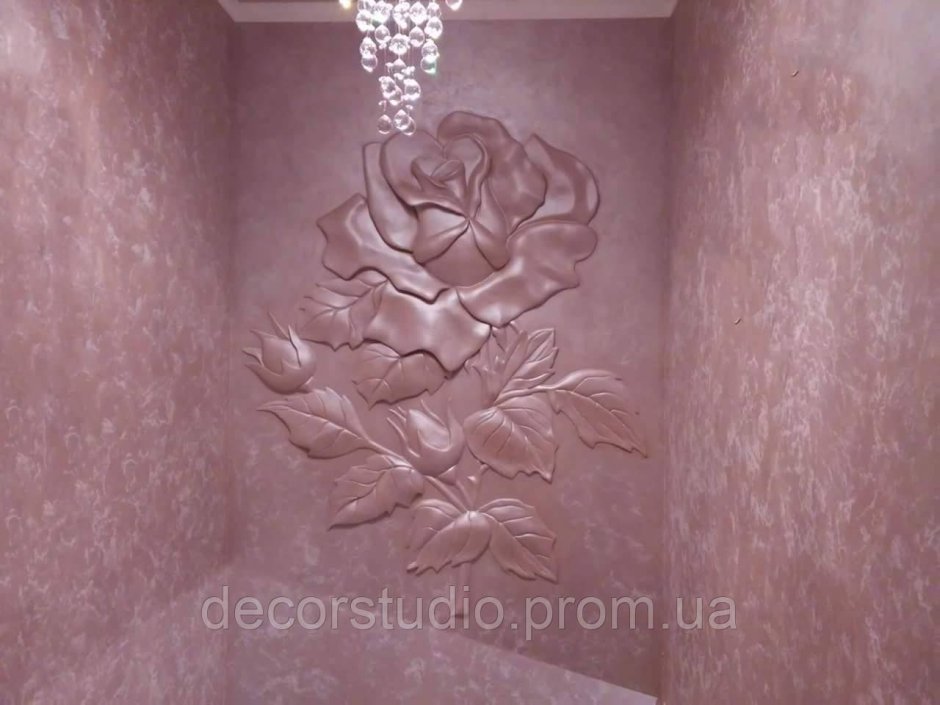 Лепнина на стенах розы