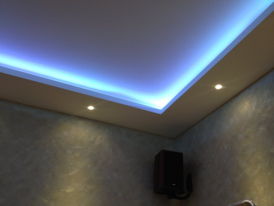 Натяжной потолок с подсветкой