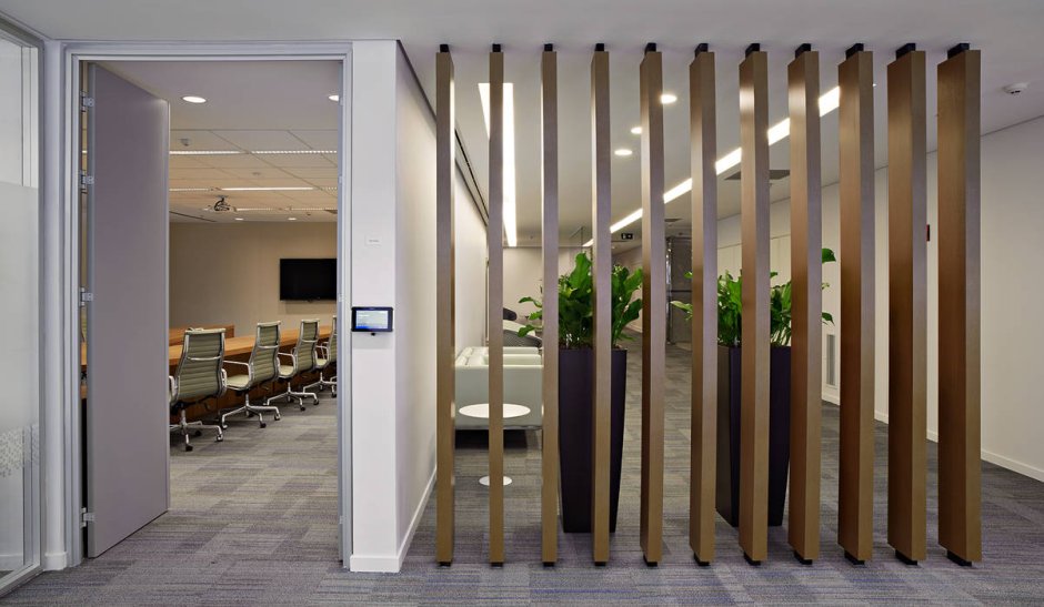 Деревянные перегородки в офисе