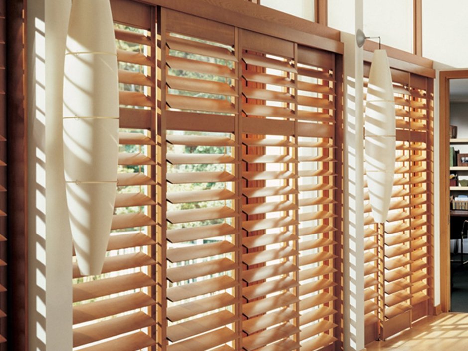 Поворотные деревянные жалюзи