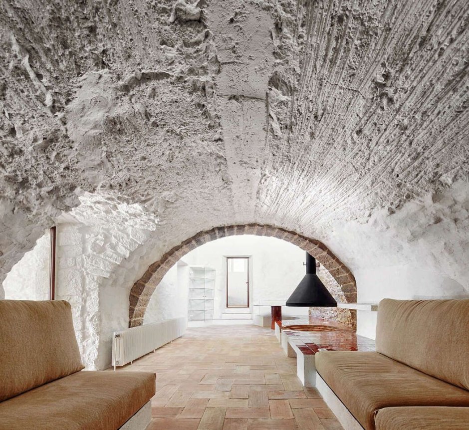 Сводчатый потолок каменный