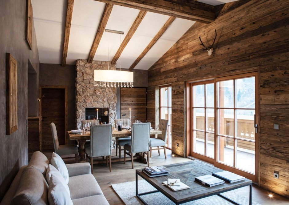 Дерево в интерьере квартиры лофт