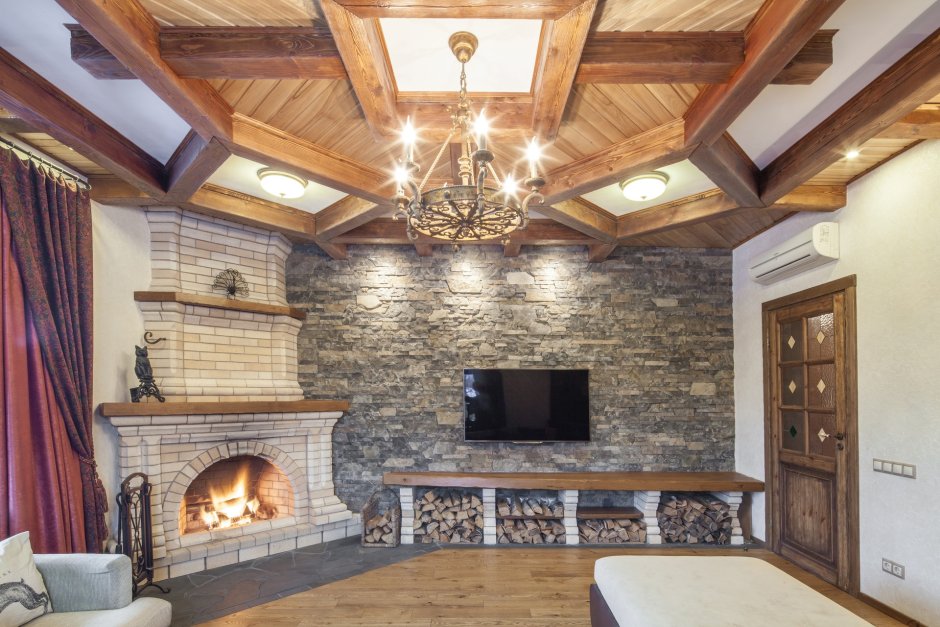 Парящий потолок на кирпичной стене