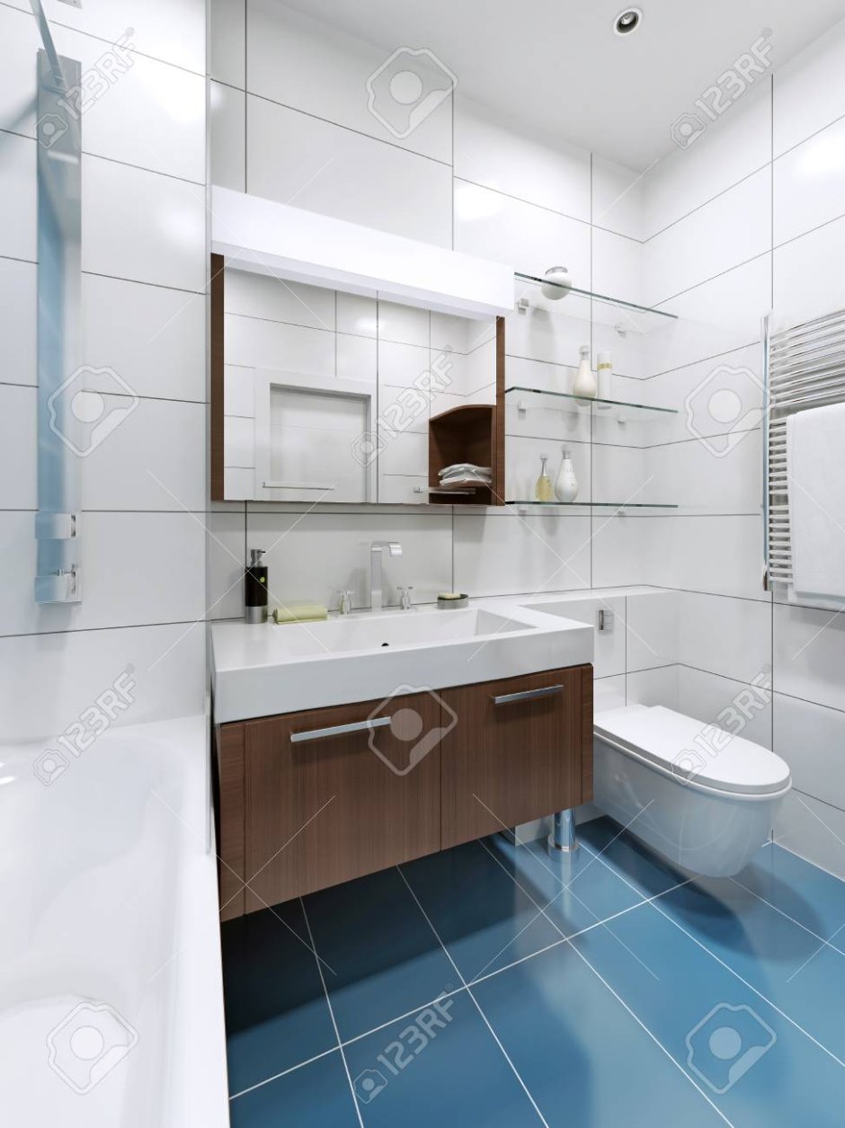 Белая плитка с синей затиркой на полу в ванной
