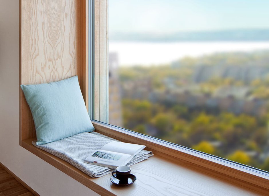 Белый деревянный подоконник