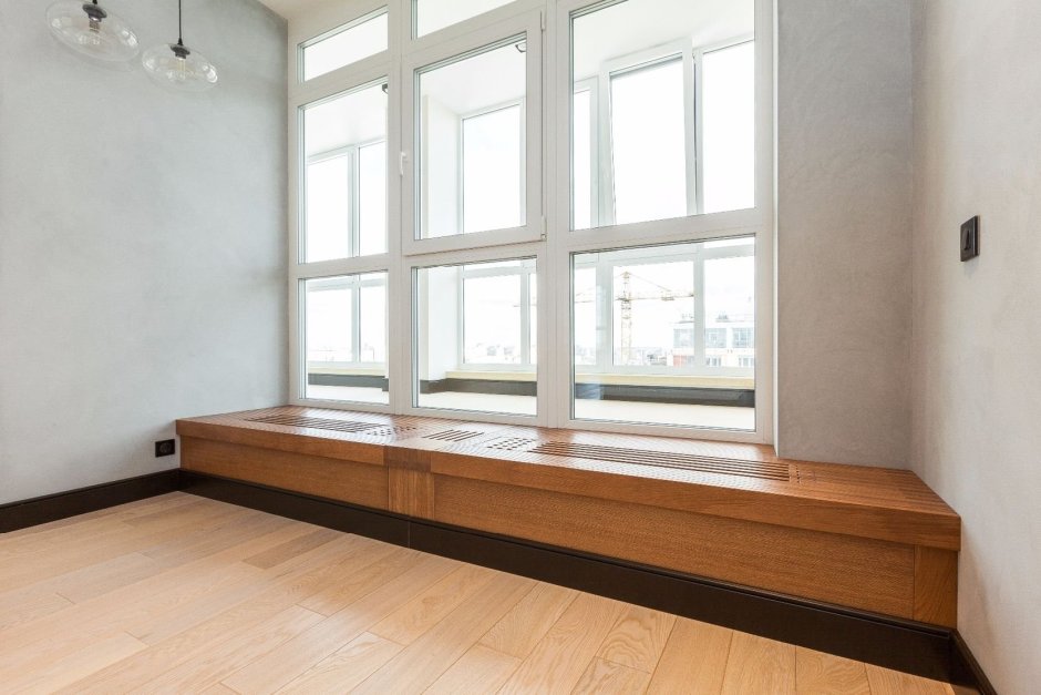 Широкий деревянный подоконник