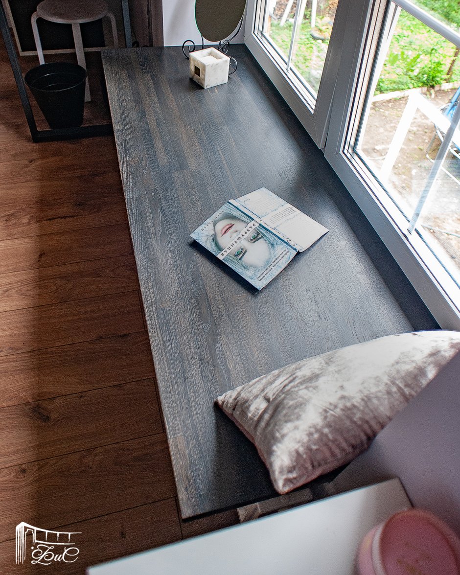 Белый деревянный подоконник