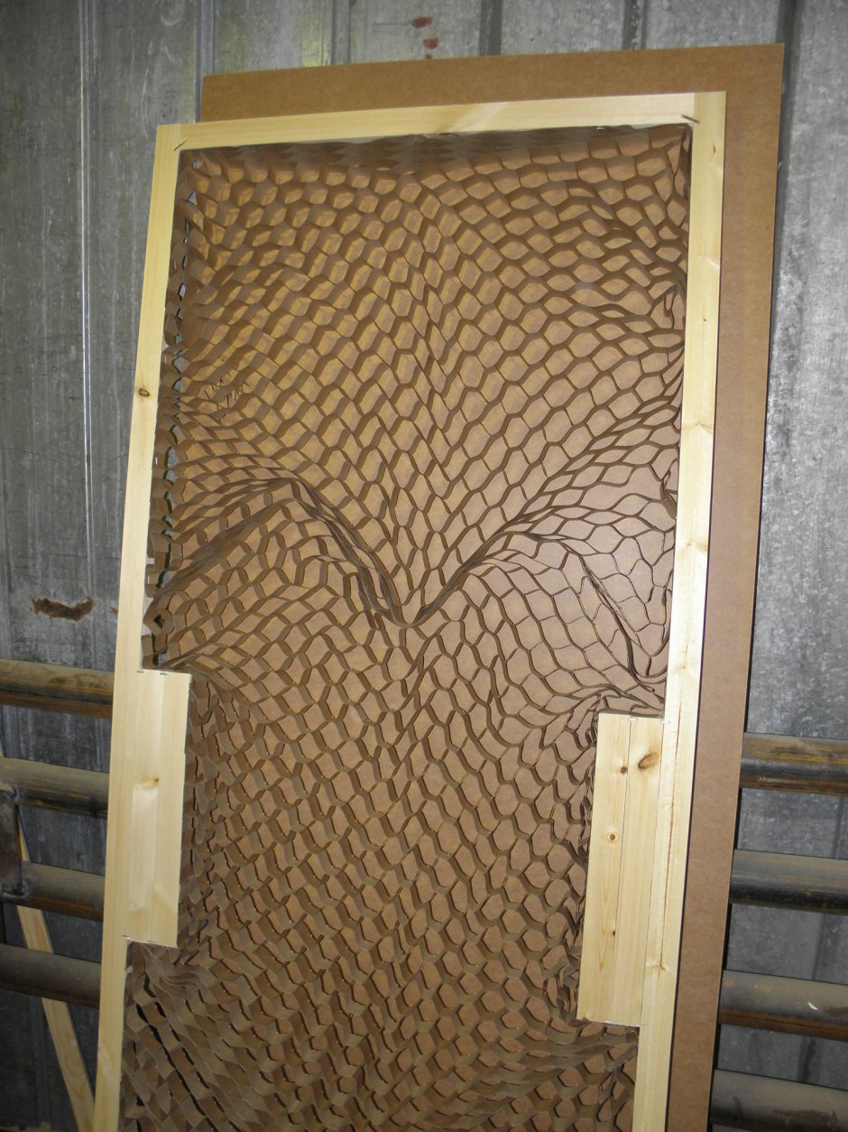 Гофрокартон в дверях