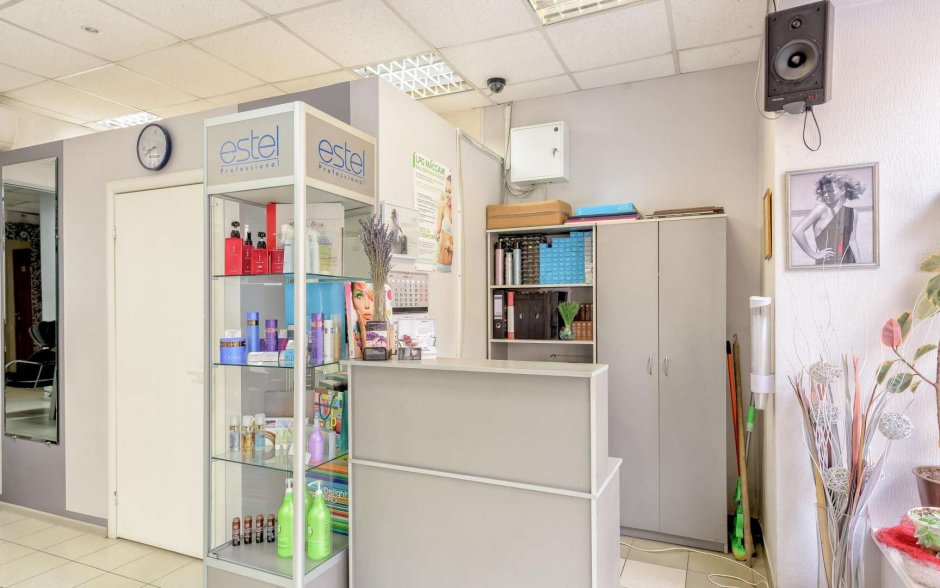 Стильные полки для парикмахерской