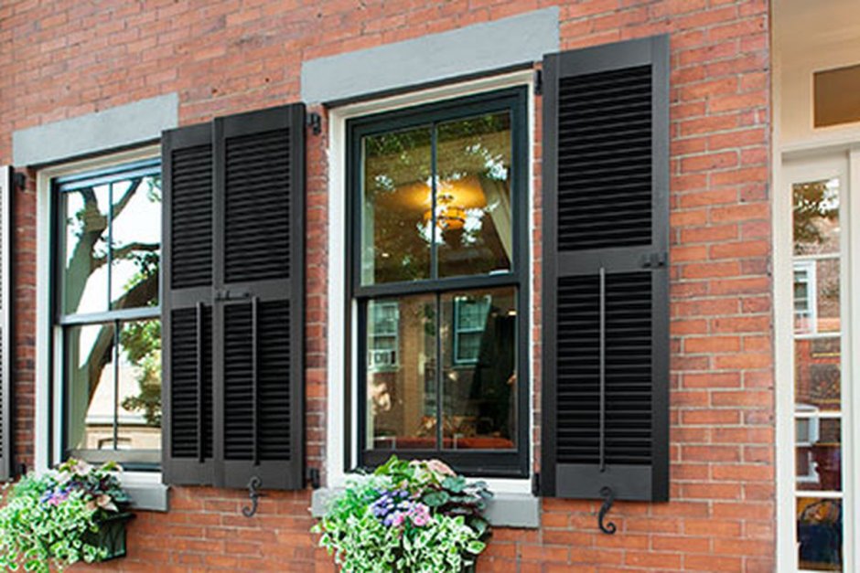 Ставни на кирпичном доме