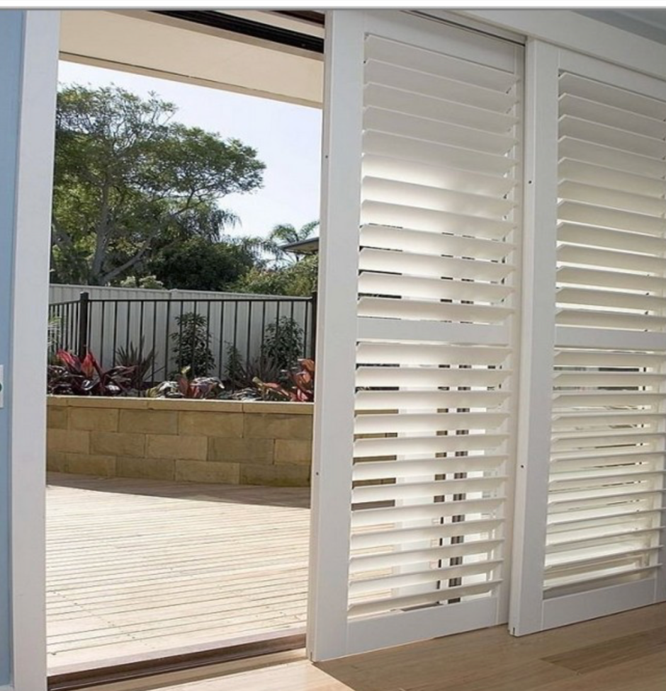 Раздвижные жалюзийные двери на окна