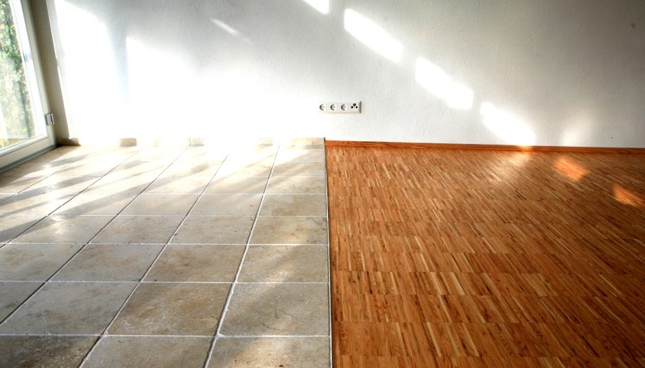 Напольная плитка в деревянном доме