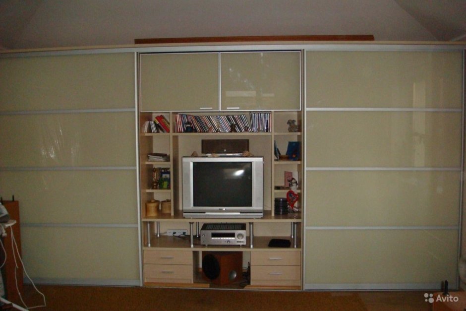 Шкаф во всю стену разной глубины