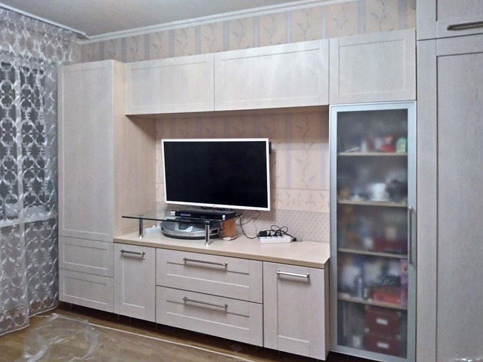 Стенка с нишей под телевизор