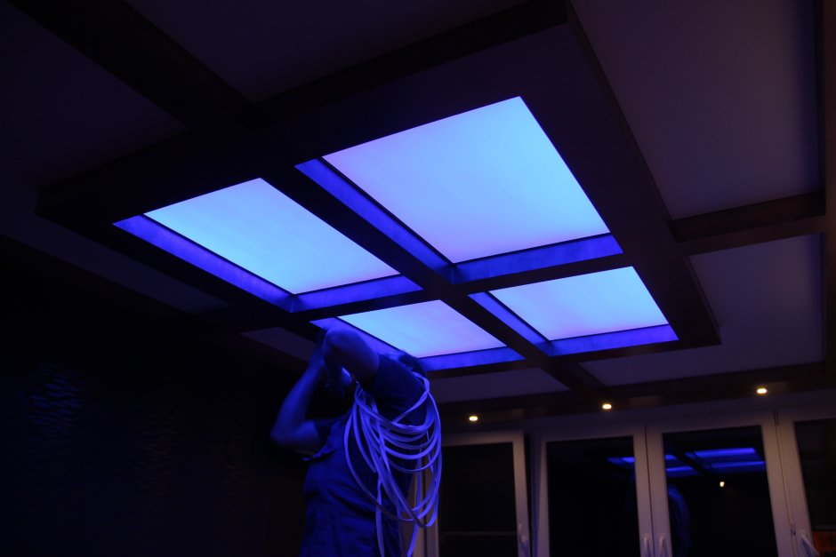 Комната с красной подсветкой