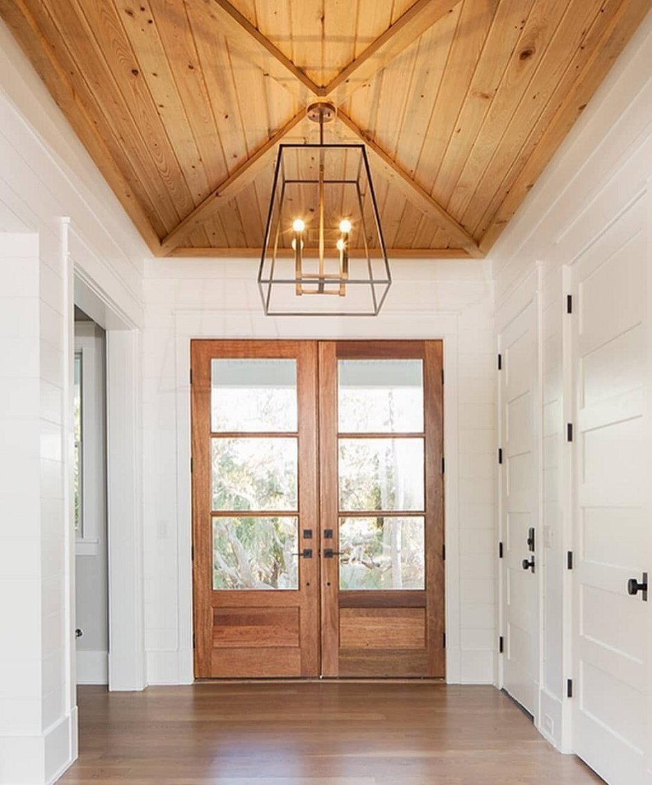 Отделка деревянного потолка