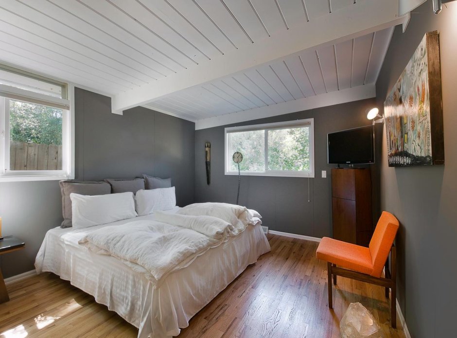 Белый деревянный потолок