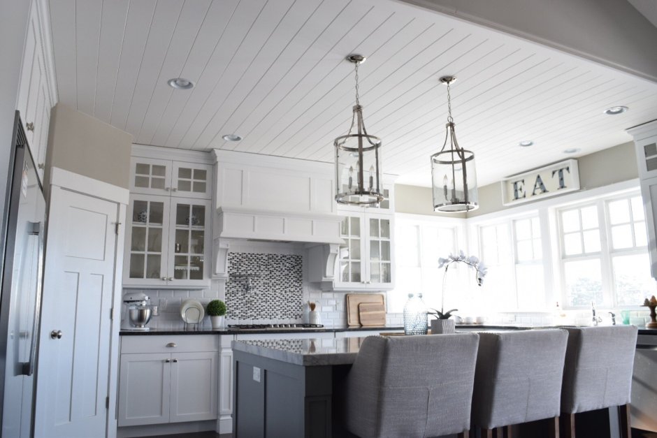 Деревянный потолок в спальне