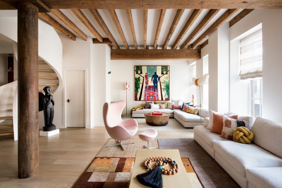 Интерьер загородного дома из бруса синий и серый