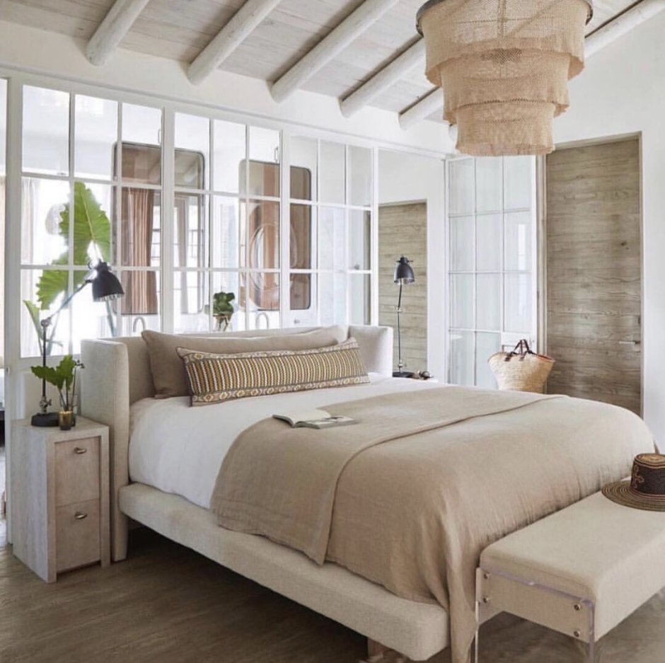 Деревянный потолок в спальне