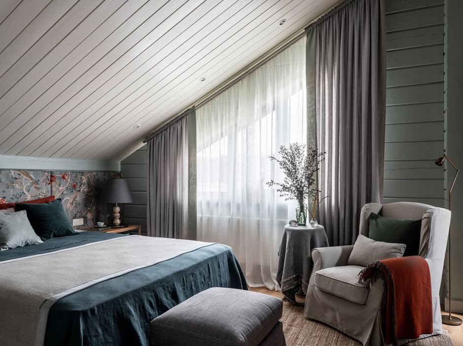 Деревянный потолок в спальне