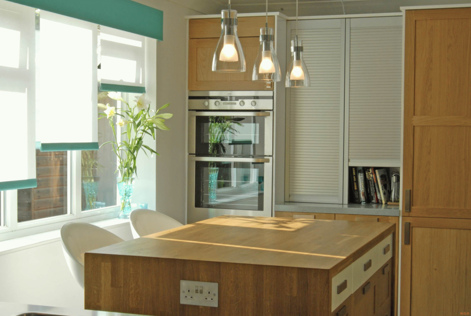 Жалюзийные двери на кухне