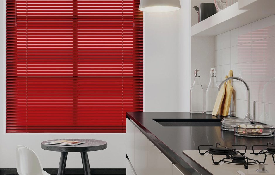 Красные жалюзи на кухню