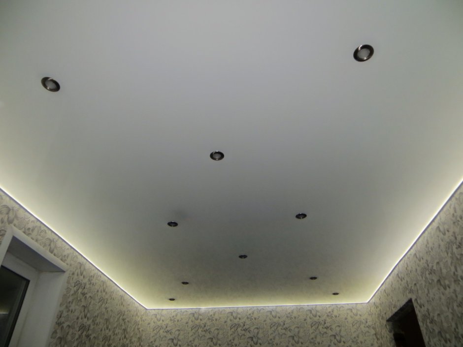Натяжной потолок с черными светильниками