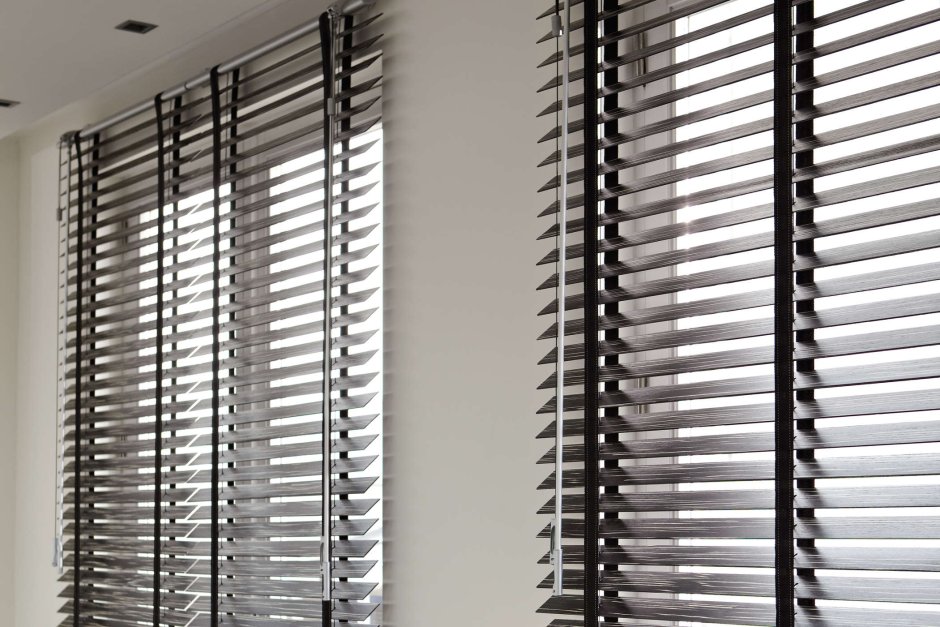 Черные деревянные жалюзи