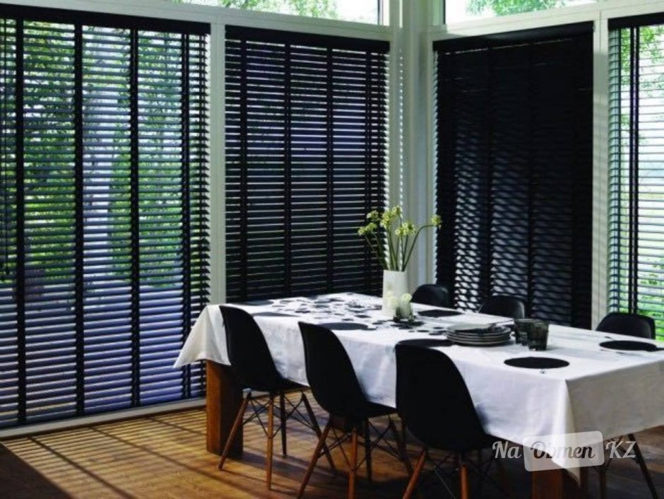 Чёрные жалюзи на окна в интерьере