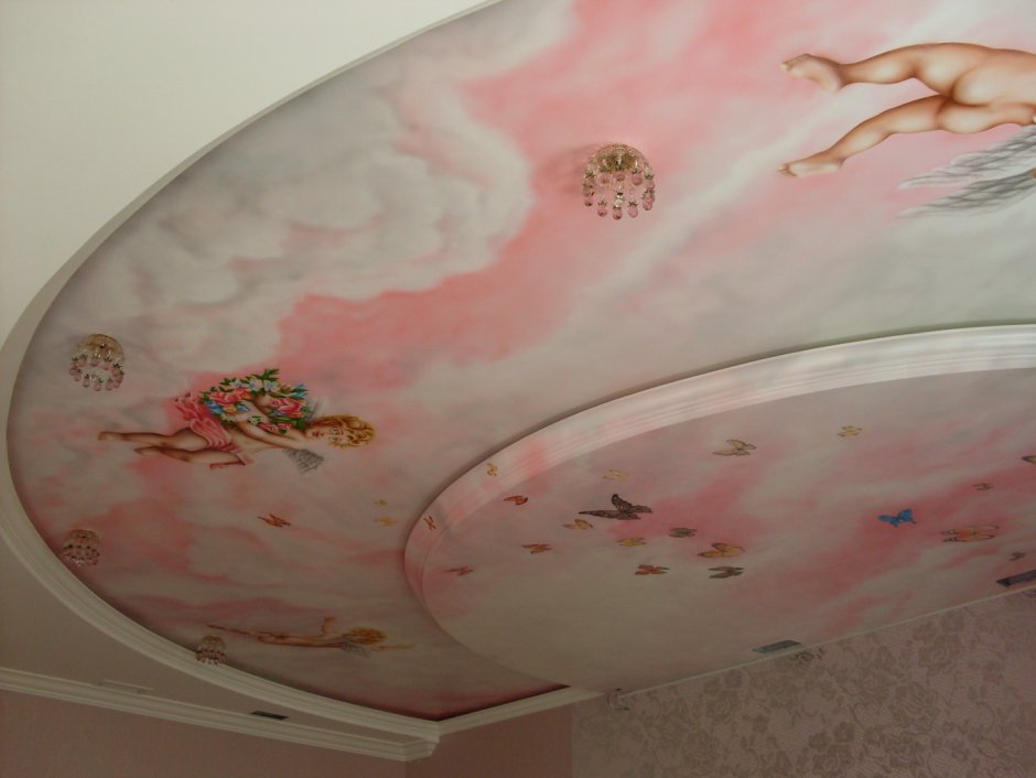 Натяжной потолок с рисунком в спальню