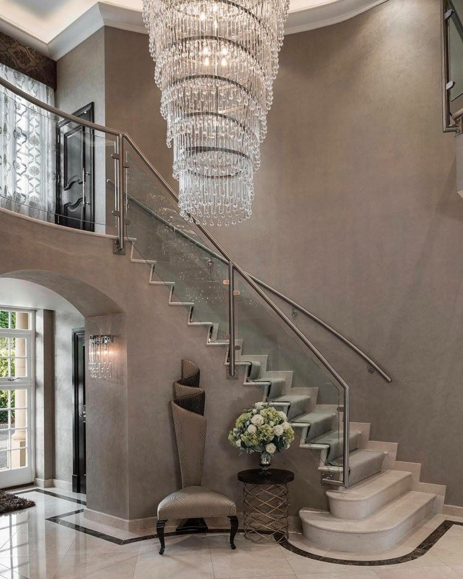 Зеркальная плитка на лестнице