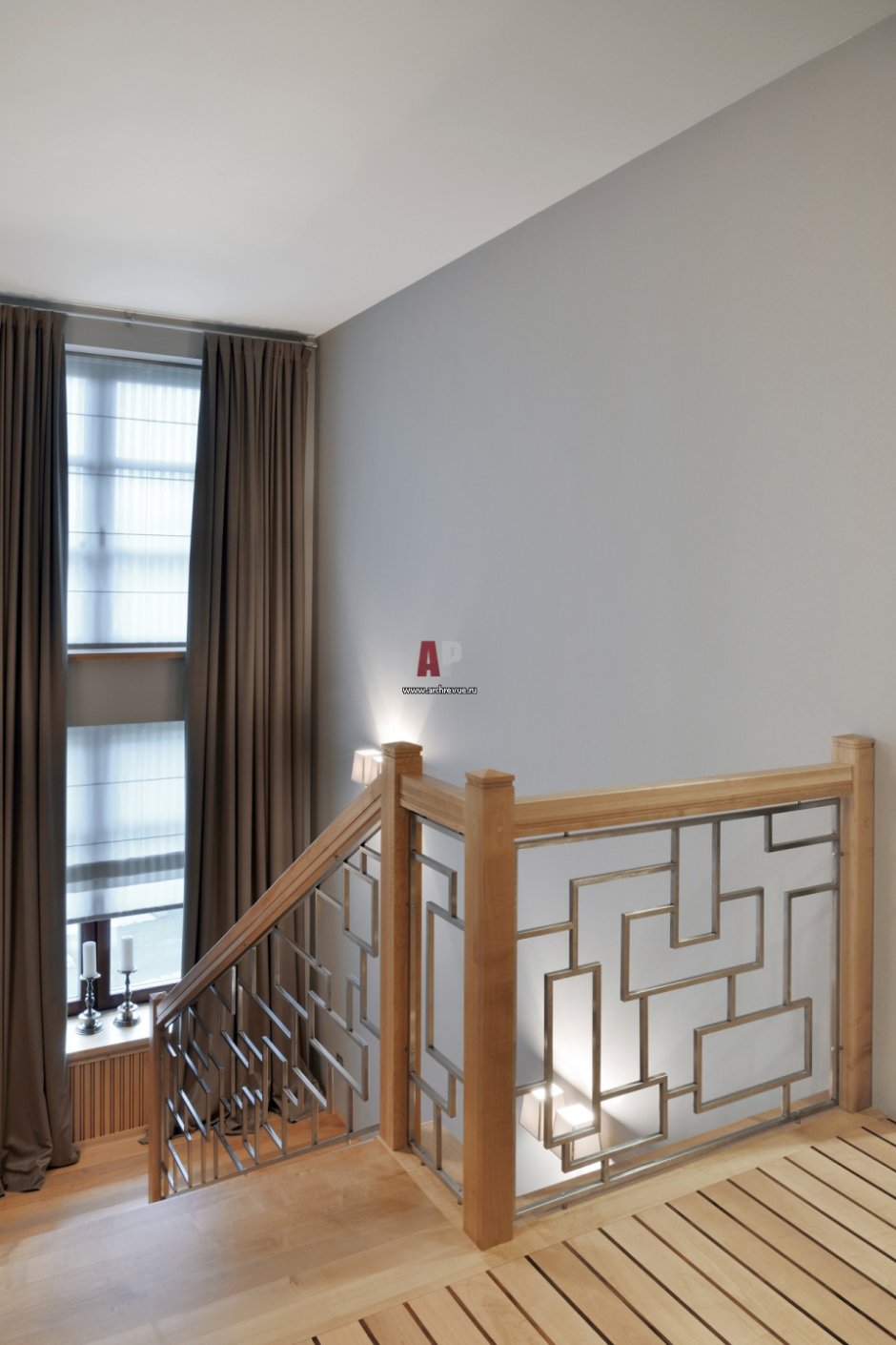 Окно на лестнице в частном доме