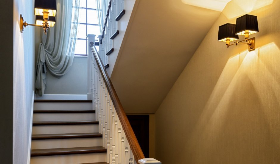 Окно на лестнице в частном доме