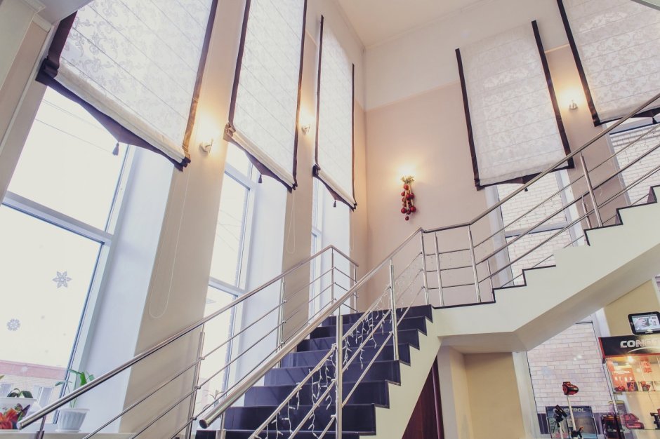 Римские шторы на лестничное окно