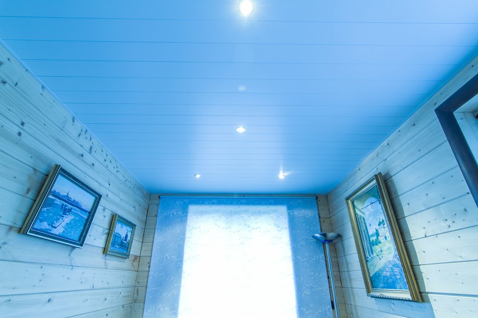 Натяжные потолки голубого цвета
