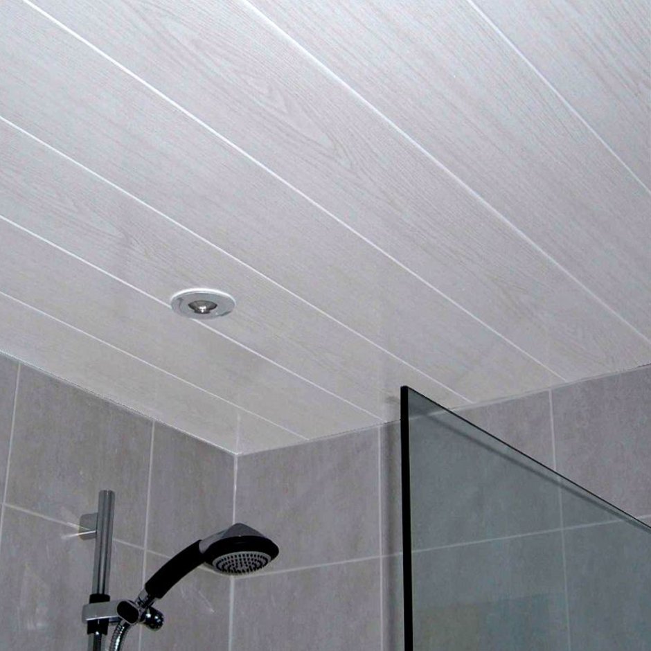 Панели ПВХ на потолок в ванной