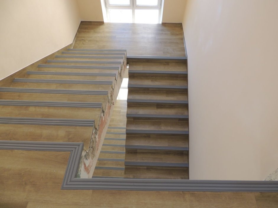 Отделка лестницы линолеумом