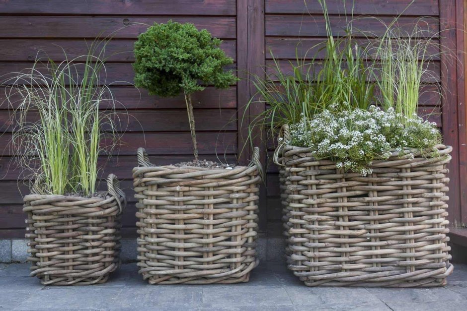 Вазоны из ротанга уличные для цветов