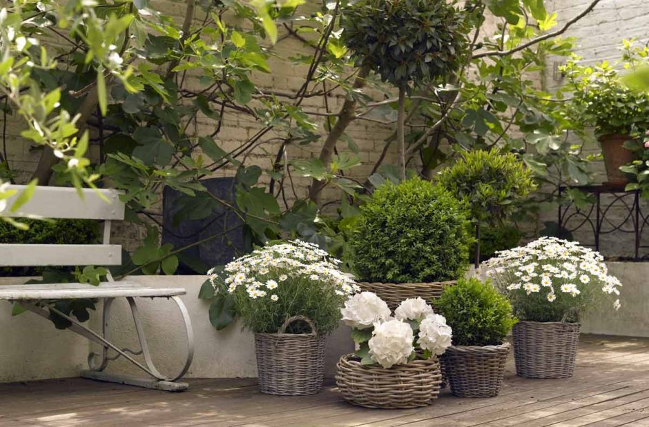 Вазоны уличные из ротанга искусственного