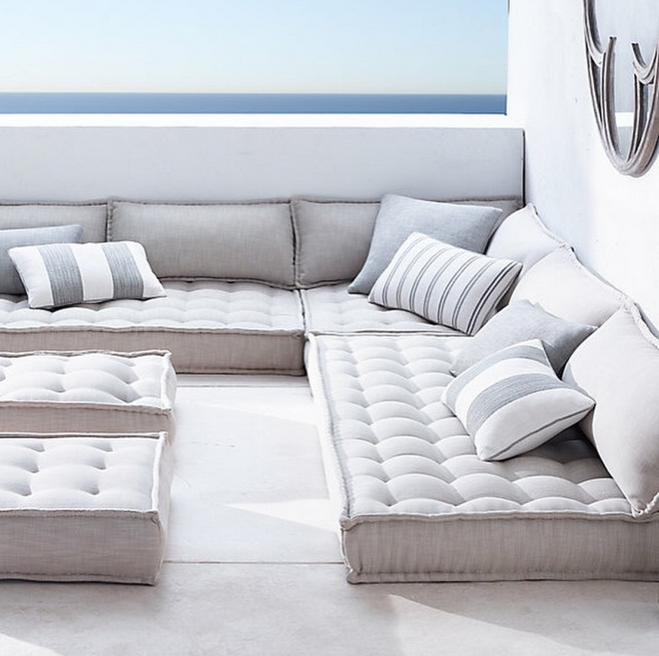 Диван с мягкими подушками