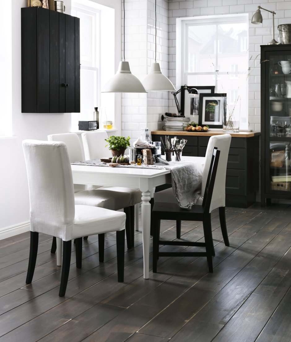 Стол и стулья в скандинавском стиле